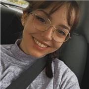 Profesora joven de inglés con nivel C1 y raíces inglesas que ofrece clases hasta niveles B2 para todas las edades